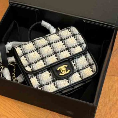 C 9q02985 handbag