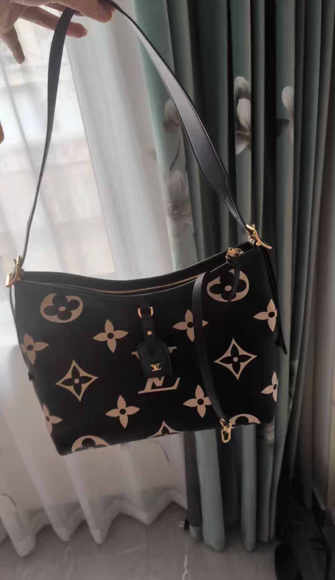 L992004365 handbag photo review